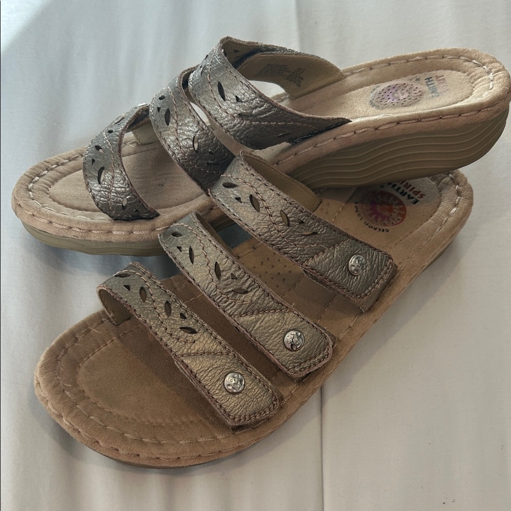 Earth Spirit Gold Tone Leather Slide Sandals Size 8 - Picture 2 of 5